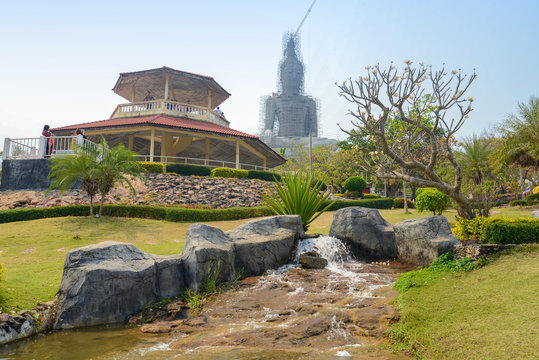 Wat Phu Manarom temple