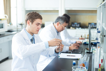 Obraz premium people doing chemical experiment in modern lab