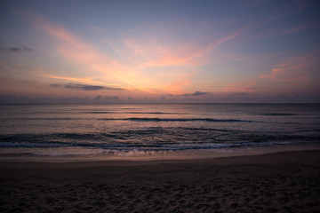Sonnenaufgang am Strand des schwarzen Meeres