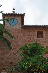 Fototapeta na wymiar Maiorca, Isole Baleari, Spagna: la torre dell'orologio della chiesa di Fornalutx, un villaggio di montagna nel distretto di Soller, 13 giugno 2012