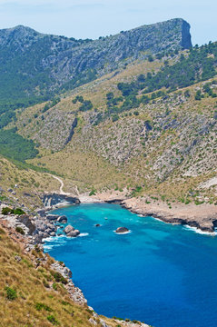 Mallorca, Isole Baleari, Spagna: la spiaggia di una baia deserta e la macchia mediterranea maiorchina, 10 giugno 2012