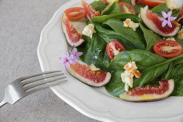 Go Green, Fig, Spinach and cheese salad