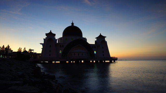 Timelapse Majestic view of Malacca Straits Mosque during beautiful sunset