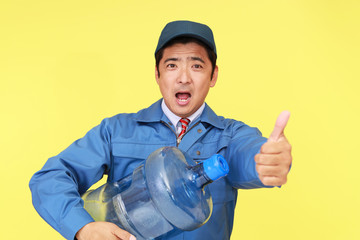 ボトルを運ぶ笑顔の男性