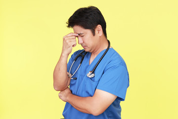 頭痛を訴える医師