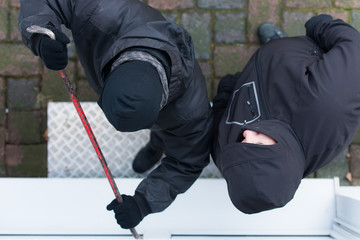 täter knacken fenster auf