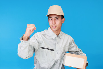 ガッツポーズの宅配人