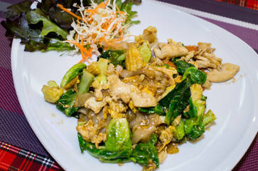 Thai style noodles with vegetables and chicken