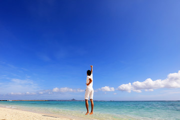 南国の美しいビーチで寛ぐ男性