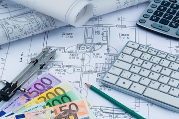 Hausplan mit Euro-Geldscheinen