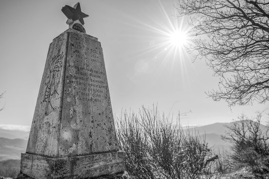 Monte Sole, Monumento ai caduti della Resistenza in bianco e nero