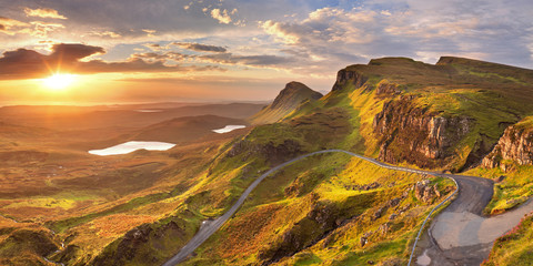 Obraz premium Wschód słońca w Quiraing, Wyspa Skye, Szkocja