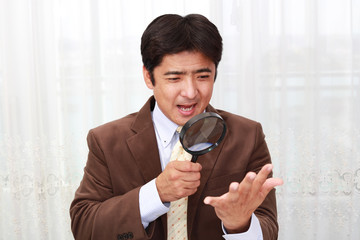 拡大鏡を持つ男性