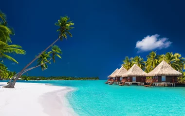 Crédence de cuisine en verre imprimé Bora Bora, Polynésie française Villas de plage sur une île tropicale avec palmiers et plage blanche
