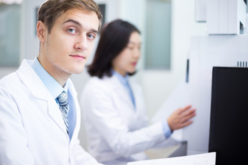 Obraz premium people analysis experimental data in computer in lab