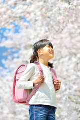 桜と小学生の女の子