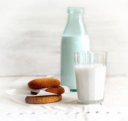 glass of milk and cookies