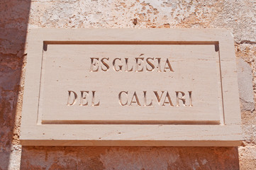 Mallorca, Isole Baleari, Spagna: la targa in pietra arenaria della Chiesa del Calvario a Pollensa, il 6 giugno 2012
