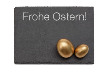 Ostergruss, Kreide auf Schiefertafel, goldenes Ei, frohe Ostern auf deutsch