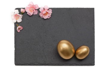 Ostergruss, Kreide auf Schiefertafel, Blume und goldenes Ei