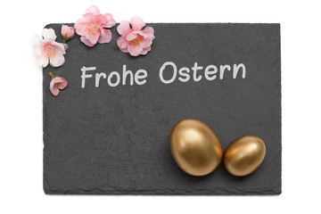 Ostergruss, Kreide auf Schiefertafel, Blume und goldenes Ei