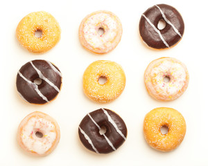 Gemischte Donuts, Freisteller auf weissem Hintergrund
