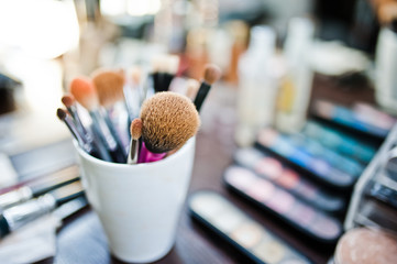 Set seed makeup at tje table