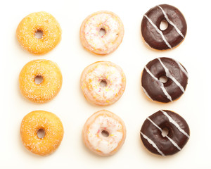 Verschiedene Donuts, Freisteller auf weissem Hintergrund