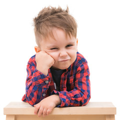 wütender kleine junge ist stur