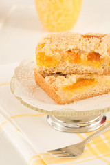 Frisch gebackener Streuselkuchen in Stücke geschnitten