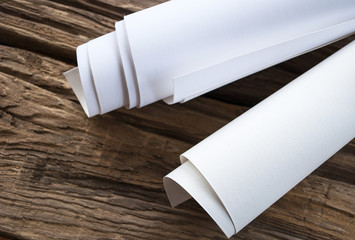 Leinwand Rollen auf Holz / Treibholz Hintergrund