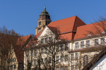 Altes Gebäude und Kirchturmspitze in Pforzheim, Brötzingen