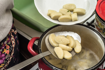 Cooking of dumplings or noodles made of mashed potatoes