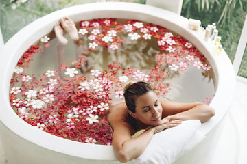 Spa bathing with flowers
