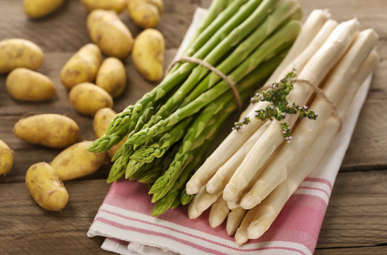 Erntefrischer weißer und grüner Spargel