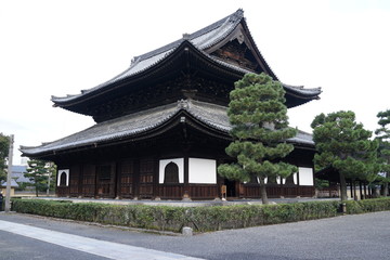 京都の街並　路地　お寺　屋根
