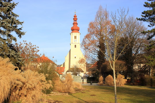 Park und Pfarrkirche in der Gemeinde Fernitz (Steiermark)