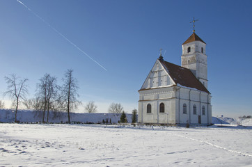 Fototapeta na wymiar Belarus, Zaslavl: Spaso-Preobrazhensky orthodox church and ancient shaft.