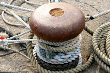 Fototapeta na wymiar Boat is rope to the mooring cleat to secure it from drifting away 