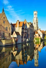 Fotobehang Brugge architectuur onder het kanaal weerspiegeld in water, verticale weergave van België © cristianbalate