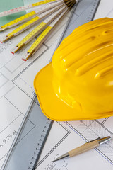 Progetto, caschetto, riga e matite