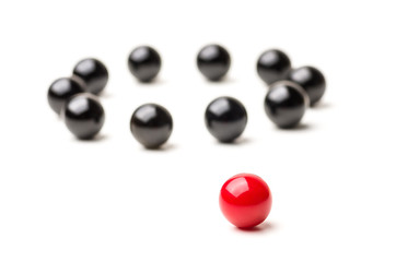 Konzept mit farbigen Kugeln - Außenseiter