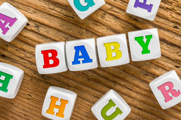 Buchstabenwürfel auf Holzhintergrund - Baby