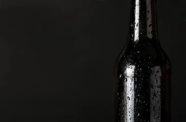 Foto auf Leinwand Schwitzen, kalte Flasche Bier Nahaufnahme auf schwarzem Hintergrund © kucherav