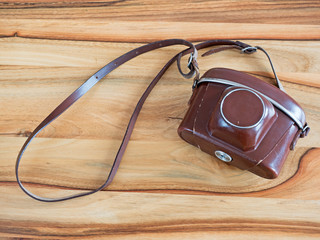 analoge Kleinbildkamera auf braunem Holztisch