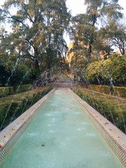 fuente larga de agua