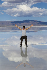 Uomo nel deserto di sale : Salares de Uyuni, Bolivia