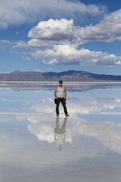 Uomo nel deserto di sale : Salares de Uyuni, Bolivia