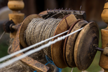 Spinning wheel for traditional yarn