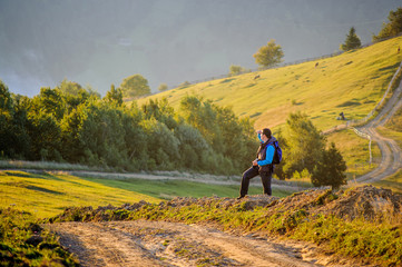 Obraz premium young man enjoying the beauty of mountains